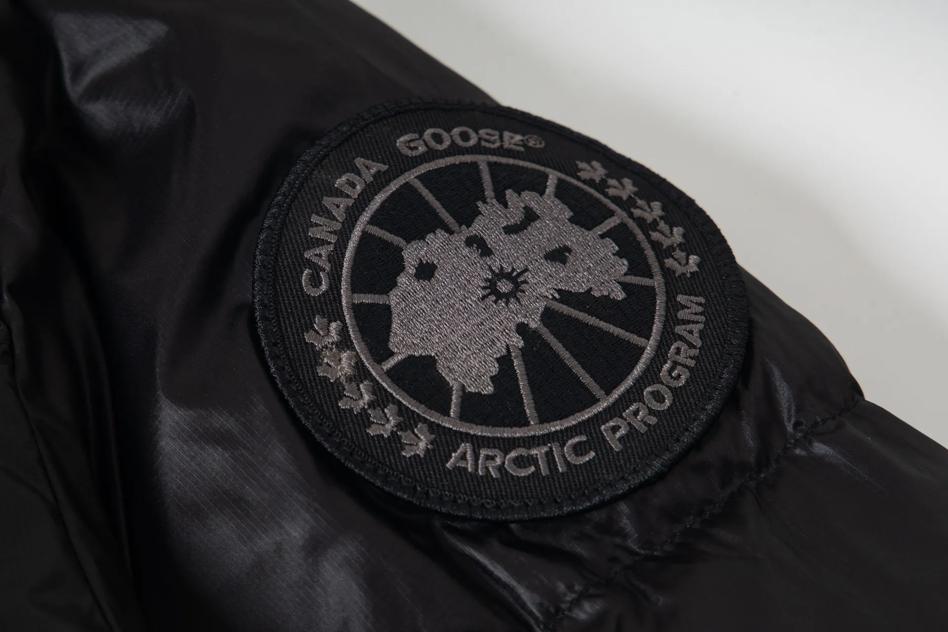 P780 Canada Goose New Puff Couple Style Hooded Down Jacket 1️⃣The fabric is made of recycled Feather-Light tear-resistant fabric, which is ultra-light and has no weight-bearing feeling on the upper body. The unique black label highlights the temperament. The interior is filled with white duck down, making the upper body very light and comfortable! 2️⃣It is very youthful and energetic, and can be easily worn by both men and women. It is very in line with the fashion aesthetic concepts of today's young people! 3️⃣ A full set of customized accessories, complete with three standards, same style for men and women, a must-have for couples. Size: S-XXL